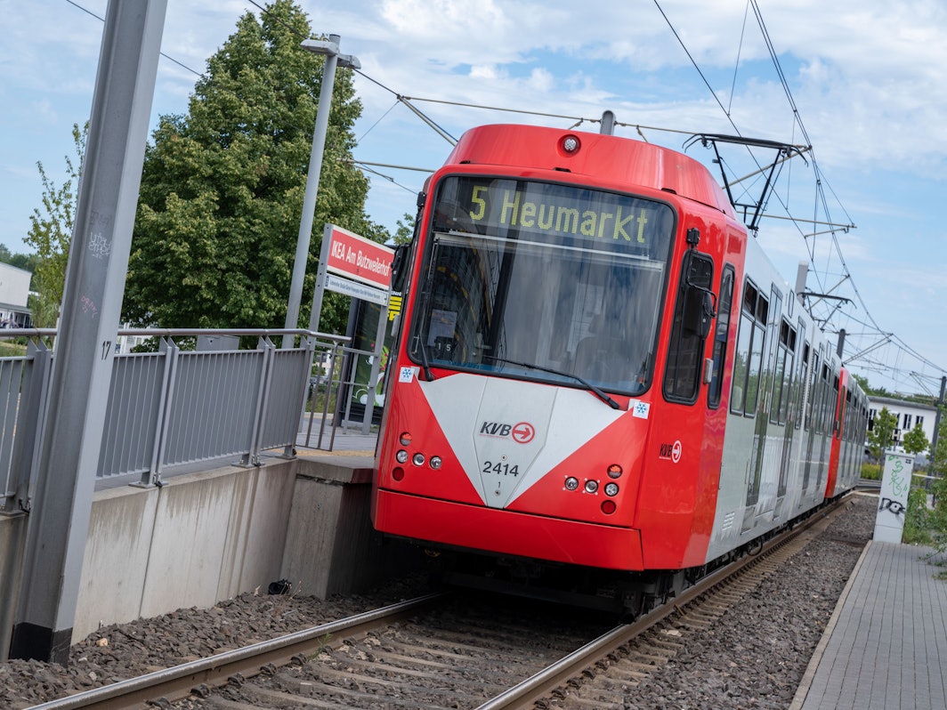 Foto von vorne von einer Bahn der KVB-Linie 5 an einer Haltestelle. Die KVB kann jetzt wieder alle Bahnen einsetzen.