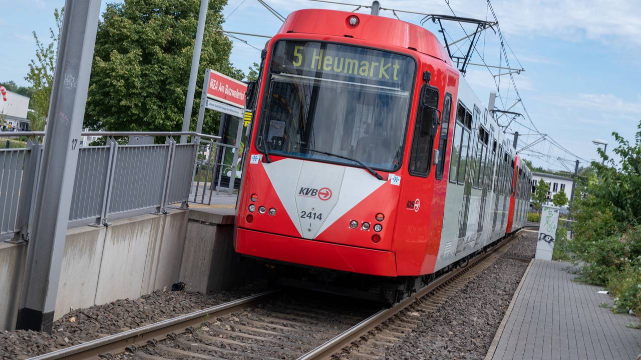 Bei dem Unfall in Köln-Ossendorf wurde eine Bahn der Linie 5 stark beschädigt (Archivfoto).