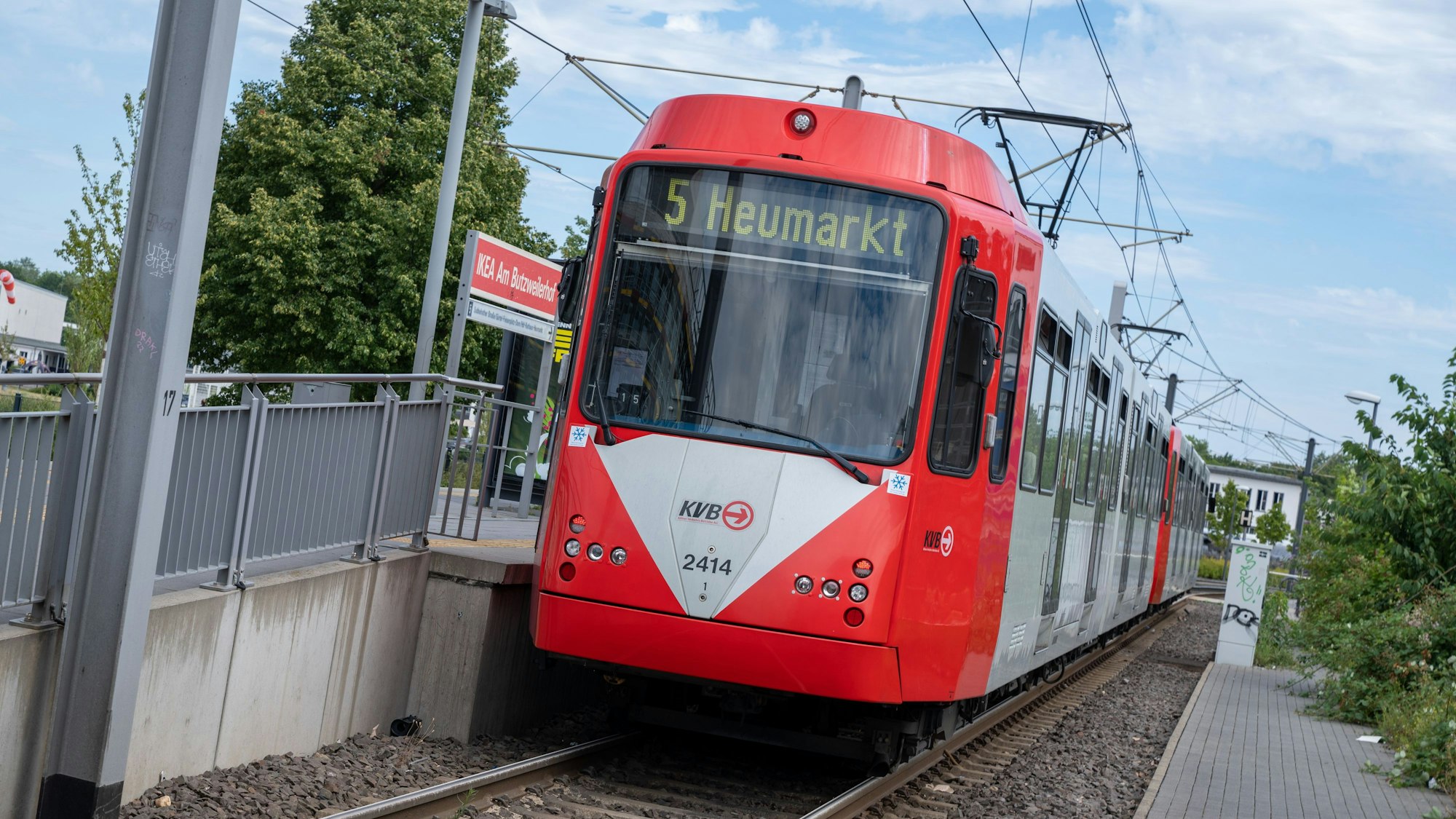 Bei dem Unfall in Köln-Ossendorf wurde eine Bahn der Linie 5 stark beschädigt (Archivfoto).