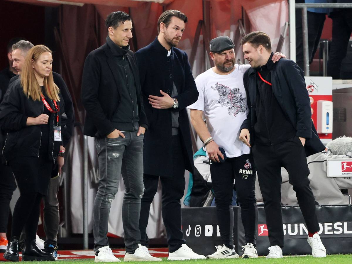 Lukas Berg, hier beim Bundesliga-Spiel gegen Hoffenheim am 30. Oktober 2022 mit Steffen Baumgart, Thomas Kessler und Christian Keller (v.r.), wird neuer NLZ-Chef des 1. FC Köln.