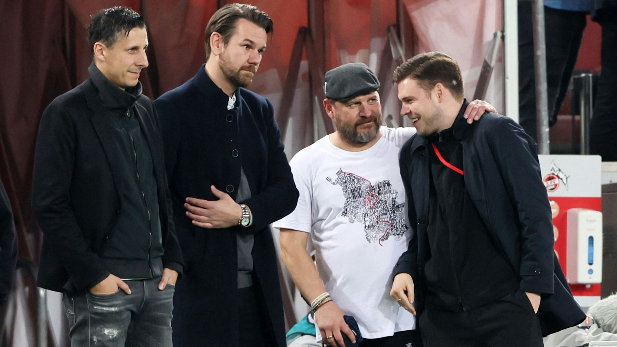 Lukas Berg, hier beim Bundesliga-Spiel gegen Hoffenheim am 30. Oktober 2022 mit Steffen Baumgart, Thomas Kessler und Christian Keller (v.r.), wird neuer NLZ-Chef des 1. FC Köln.