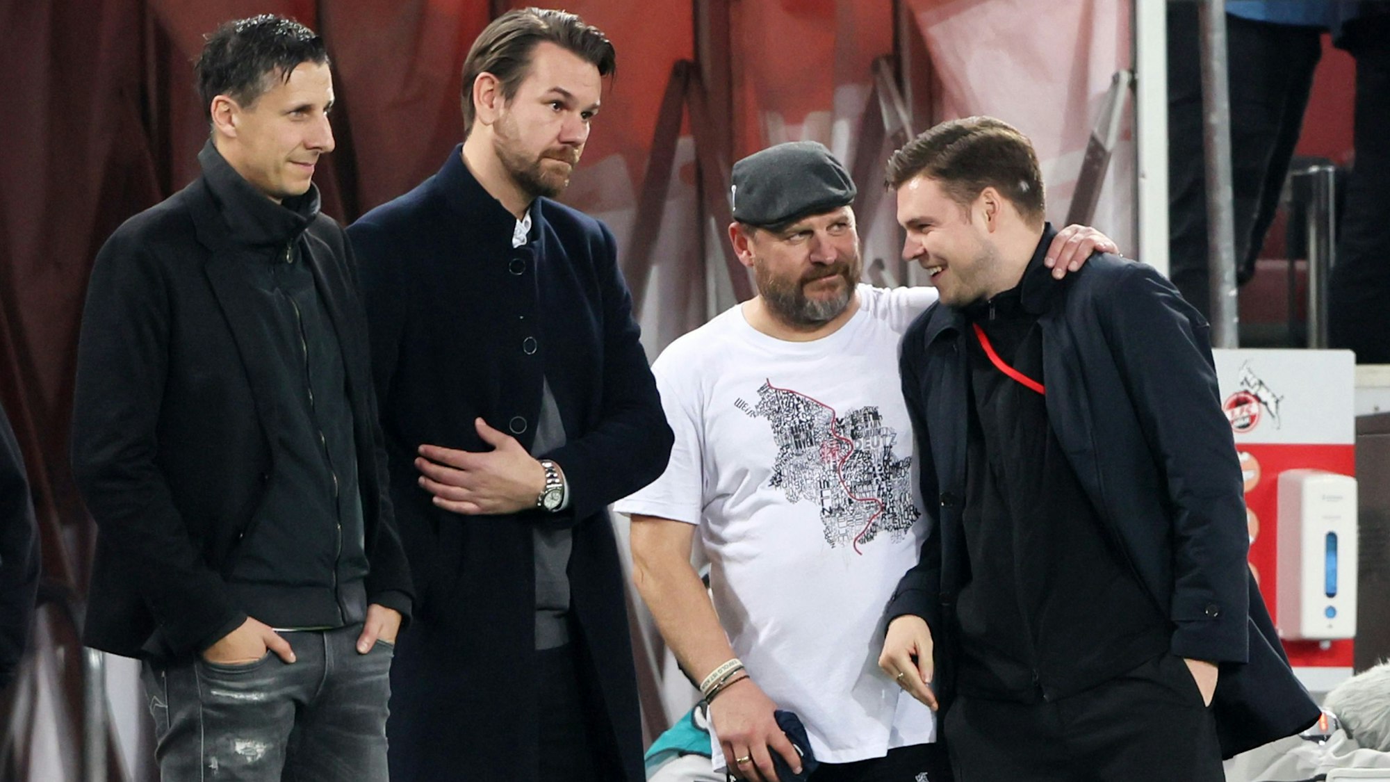 Lukas Berg, hier beim Bundesliga-Spiel gegen Hoffenheim am 30. Oktober 2022 mit Steffen Baumgart, Thomas Kessler und Christian Keller (v.r.), wird neuer NLZ-Chef des 1. FC Köln.