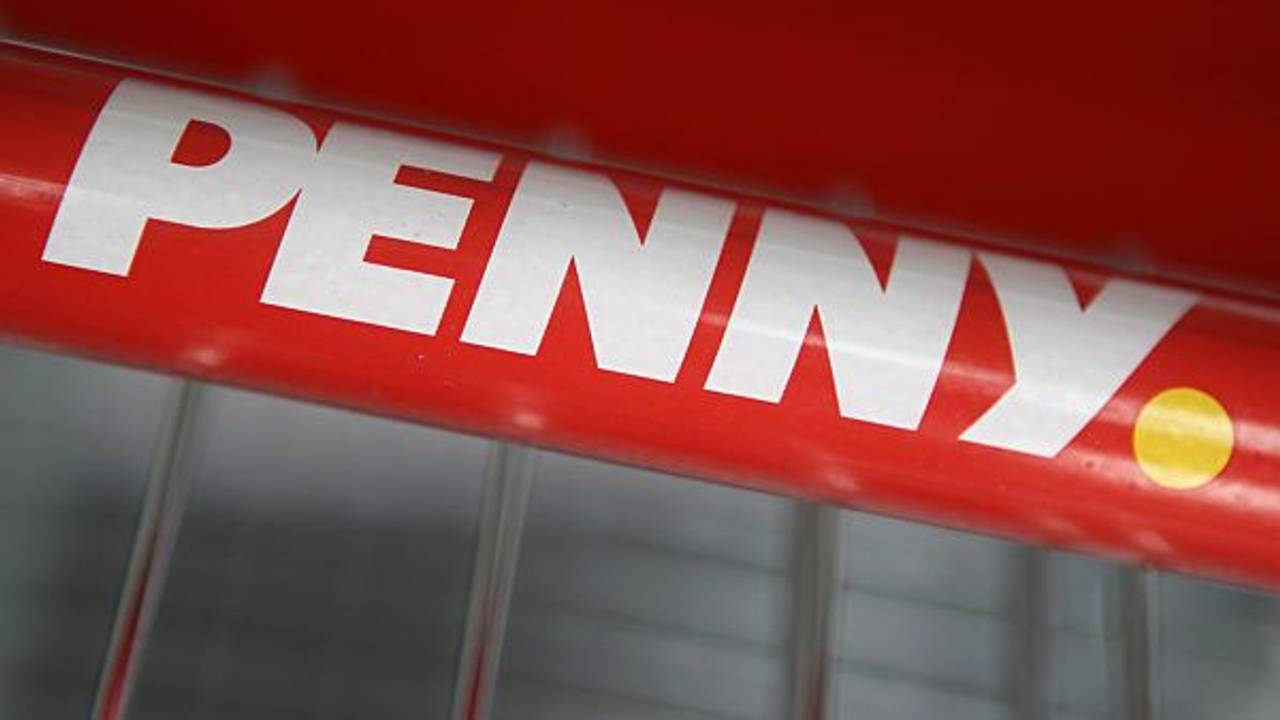 Ein Penny-Logo auf einem Einkaufswagen.