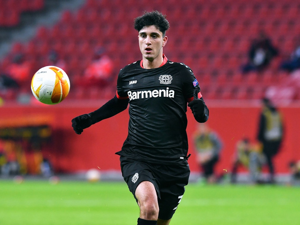 Emrehan Gedikli hat den Ball im Europa-League-Spiel gegen Slavia Prag im Blick.