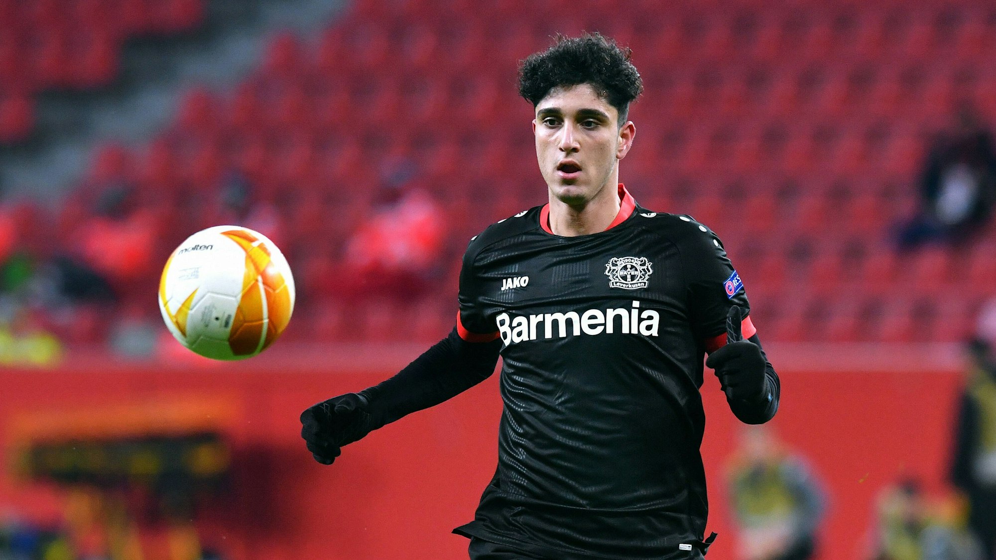 Emrehan Gedikli hat den Ball im Europa-League-Spiel gegen Slavia Prag im Blick.