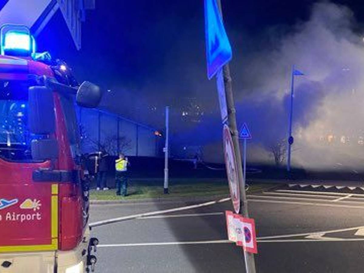 Am Donnerstagabend (10. November 2022) rückte die Feuerwehr zu einem Einsatz am Bahnhof des Kölner Flughafen aus.