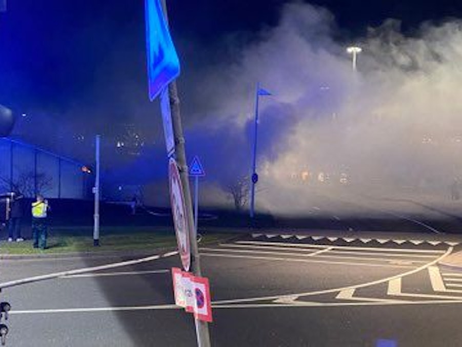 Am Donnerstagabend (10. November 2022) rückte die Feuerwehr zu einem Einsatz am Bahnhof des Kölner Flughafen aus.