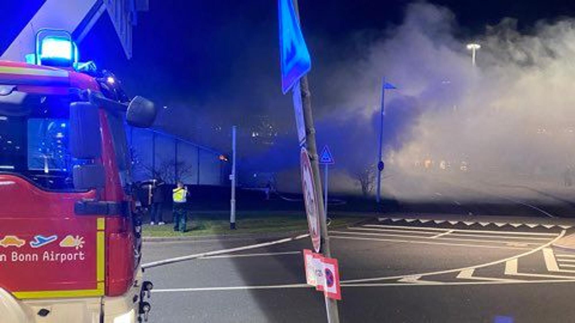Am Donnerstagabend (10. November 2022) rückte die Feuerwehr zu einem Einsatz am Bahnhof des Kölner Flughafen aus.