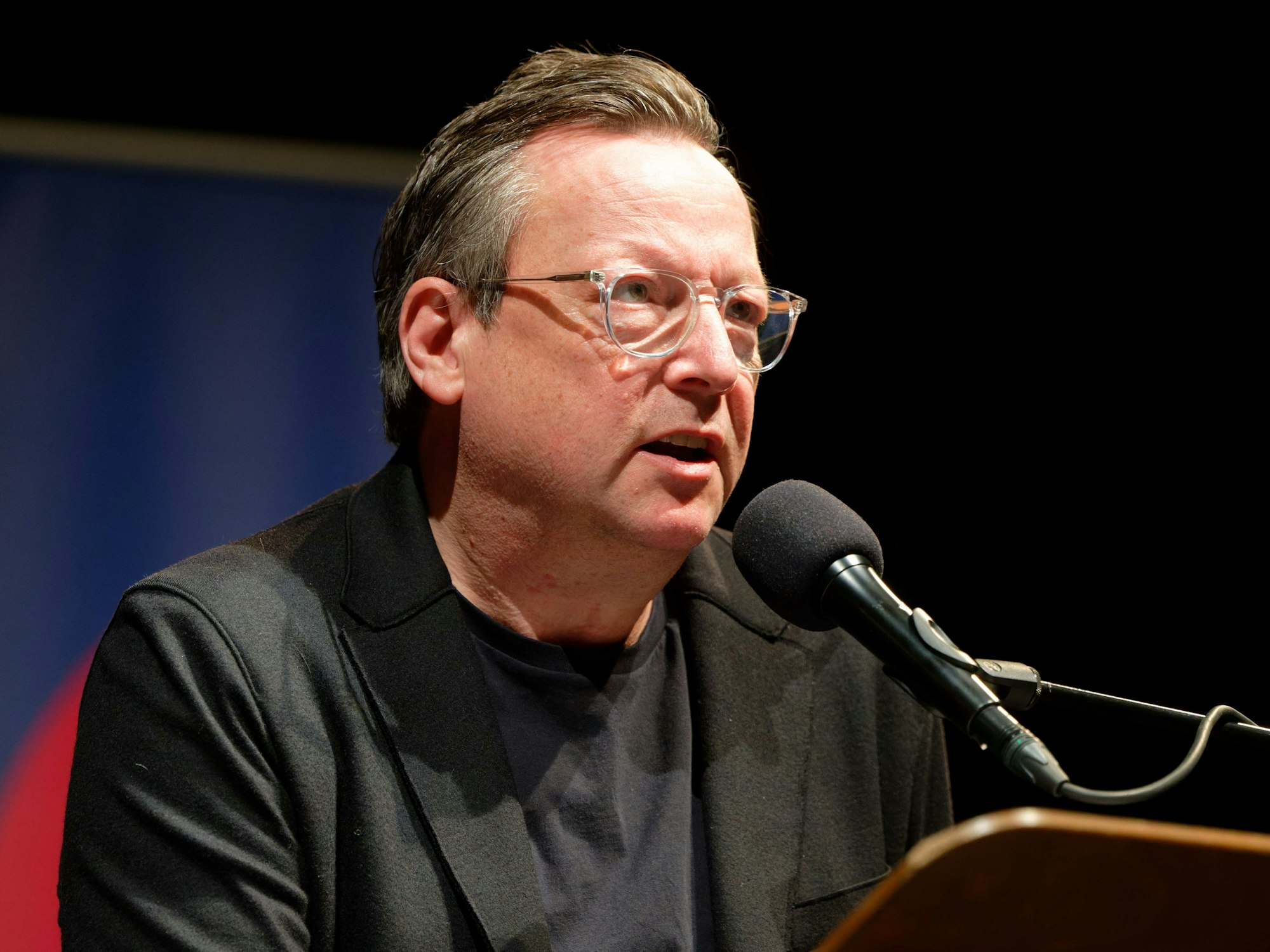 Der Schauspieler Matthias Brandt sitzt bei einer Veranstaltung im Rahmen des Literaturfestivals Lit.Cologne auf der Bühne.