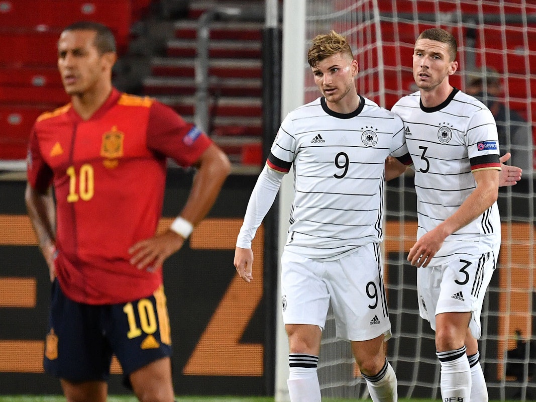 Timo Werner nimmt DFB-Kollege Robin Gosens beim Torjubel in den Arm.