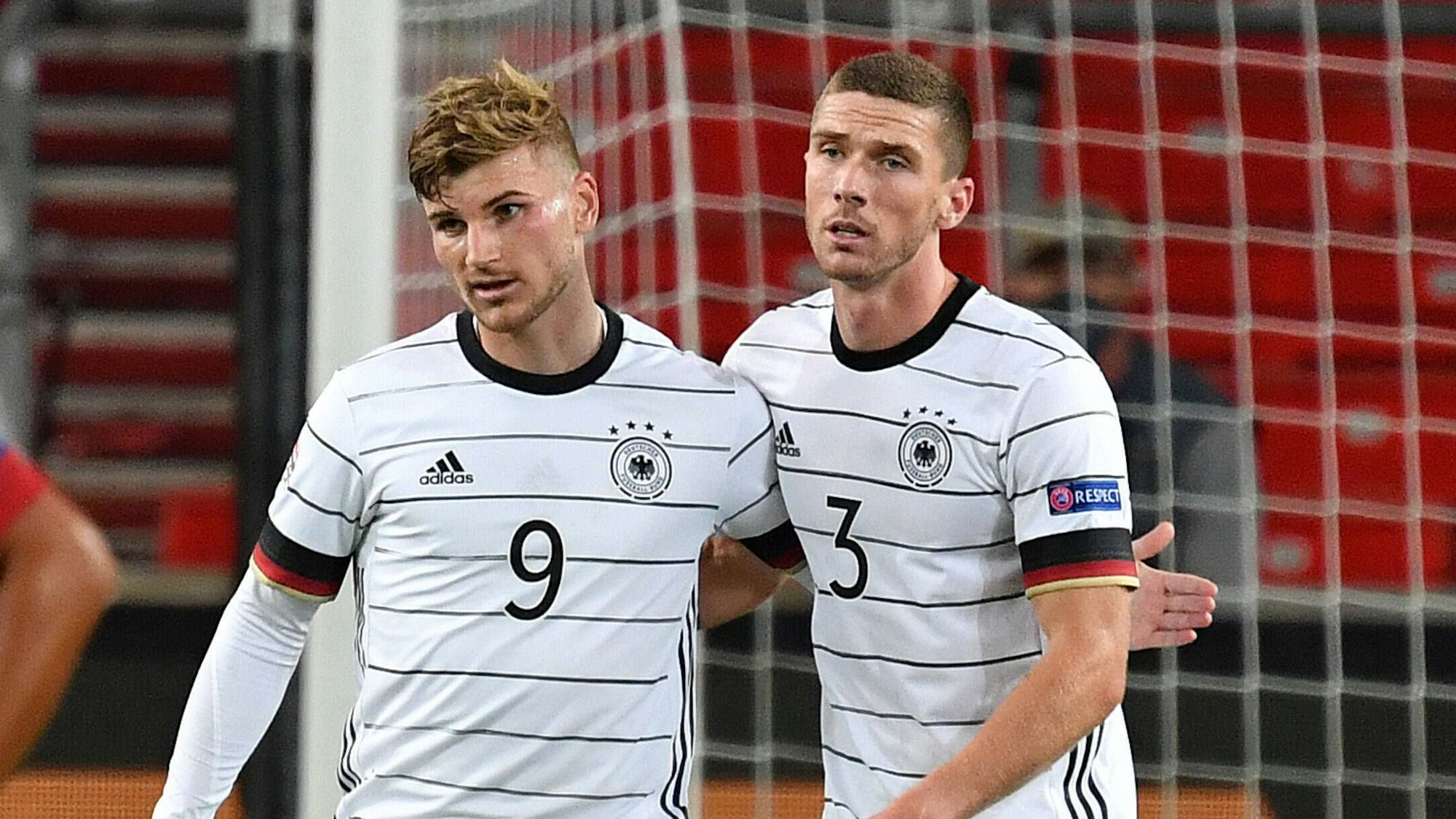 Timo Werner nimmt DFB-Kollege Robin Gosens beim Torjubel in den Arm.