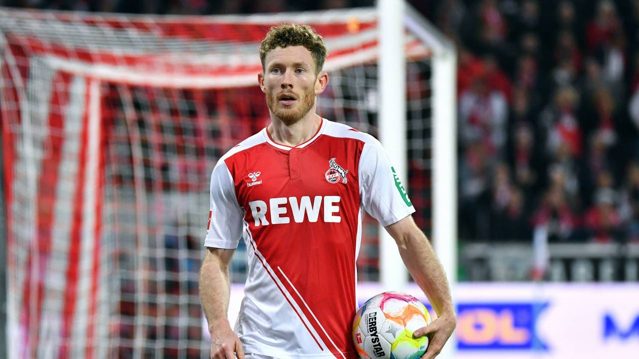 Florian Kainz geht beim Bundesliga-Spiel des 1. FC Köln gegen Bayer Leverkusen am 9. November 2022 zum Eckball.