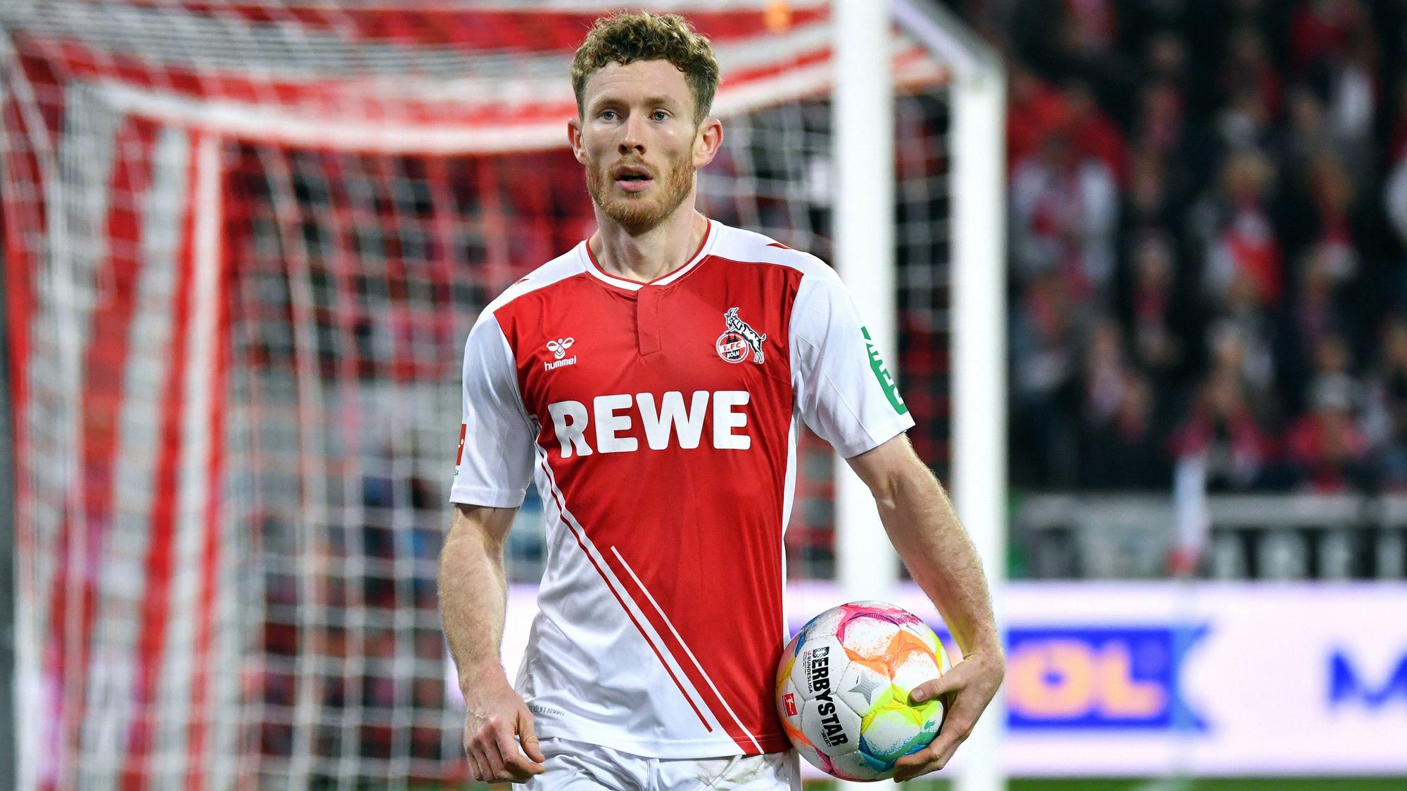 Florian Kainz geht beim Bundesliga-Spiel des 1. FC Köln gegen Bayer Leverkusen am 9. November 2022 zum Eckball.