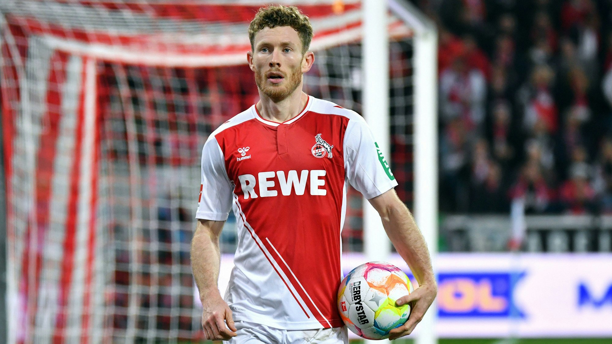 Florian Kainz geht beim Bundesliga-Spiel des 1. FC Köln gegen Bayer Leverkusen am 9. November 2022 zum Eckball.