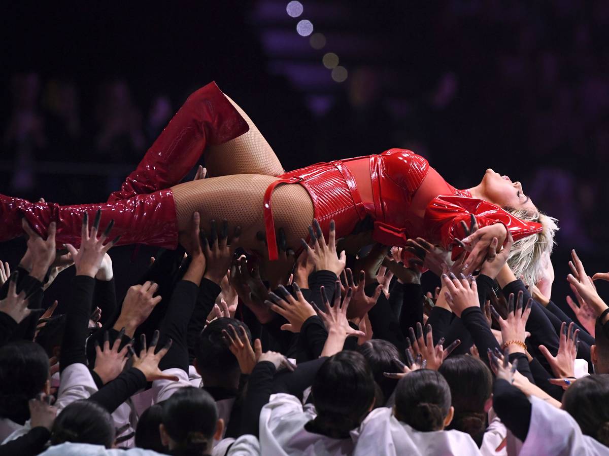 Bebe Rexha tritt im Rahmen der Verleihung der MTV Europe Music Awards 2018 auf und wird von Helfern auf der Bühne getragen.