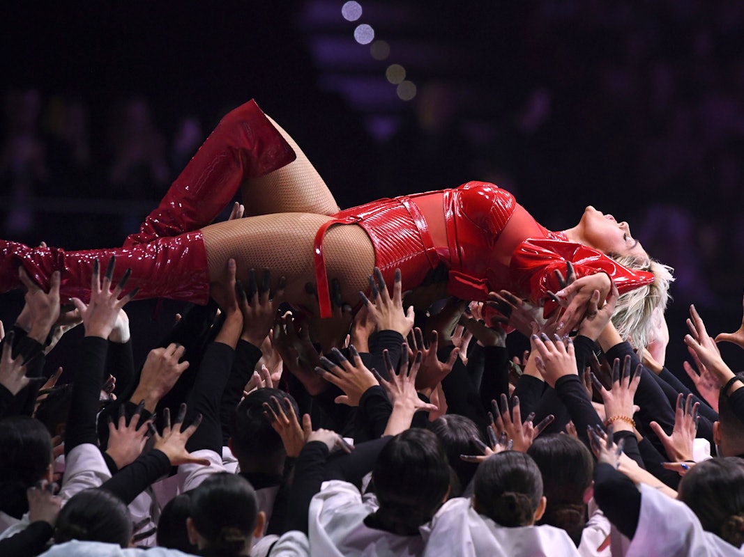 Bebe Rexha tritt im Rahmen der Verleihung der MTV Europe Music Awards 2018 auf und wird von Helfern auf der Bühne getragen.