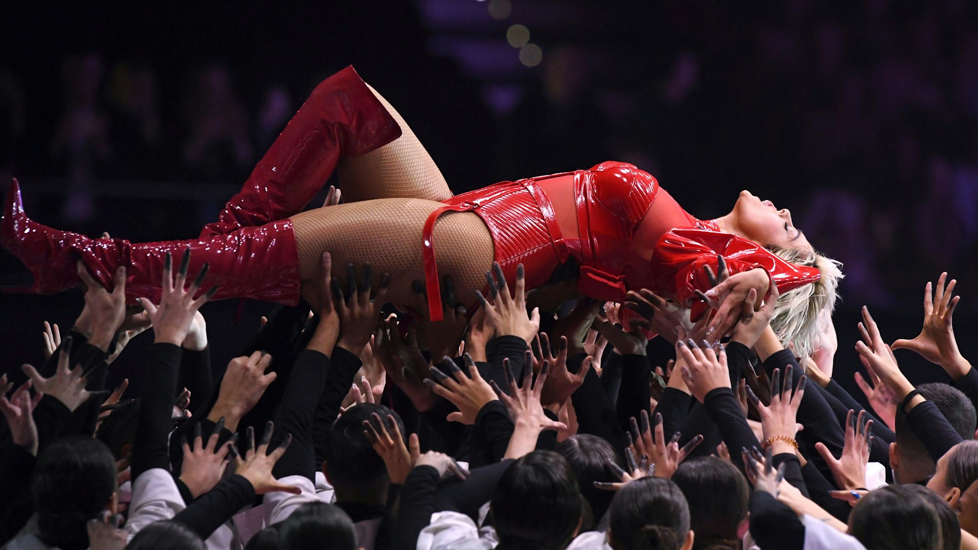 Bebe Rexha tritt im Rahmen der Verleihung der MTV Europe Music Awards 2018 auf und wird von Helfern auf der Bühne getragen.