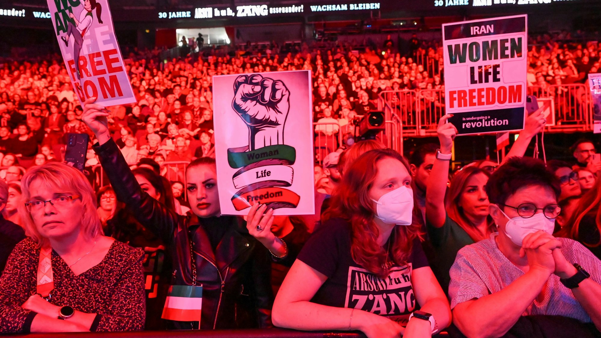 Jubiläumskundgebung in der Arena: 30 Jahre "Arsch Huh, Zäng ussenander!"