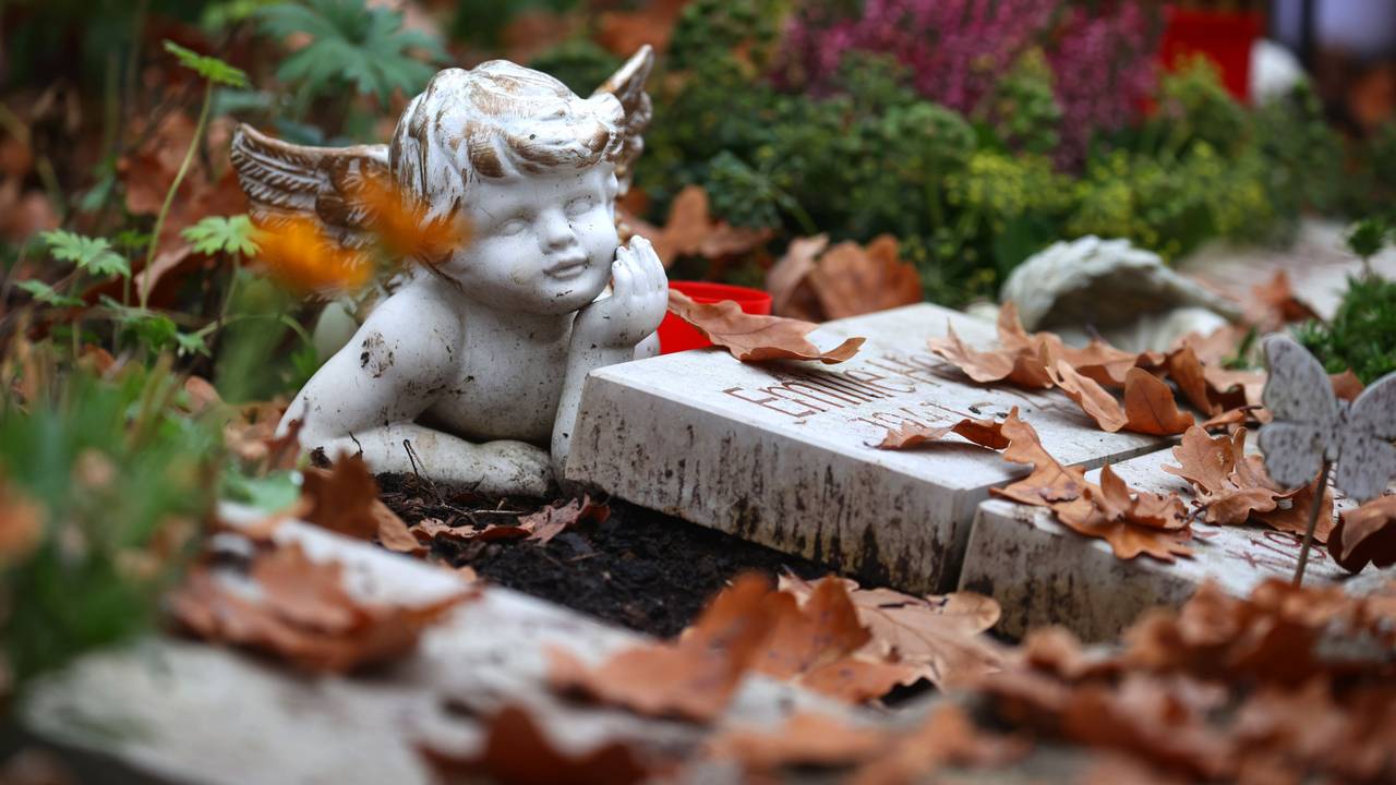 Das undatierte Symbolfoto zeigt einen Grabstein mit einer Engelsfigur.