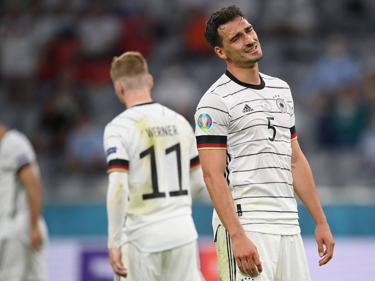 Mats Hummels hadert nach einem Eigentor gegen Deutschland.