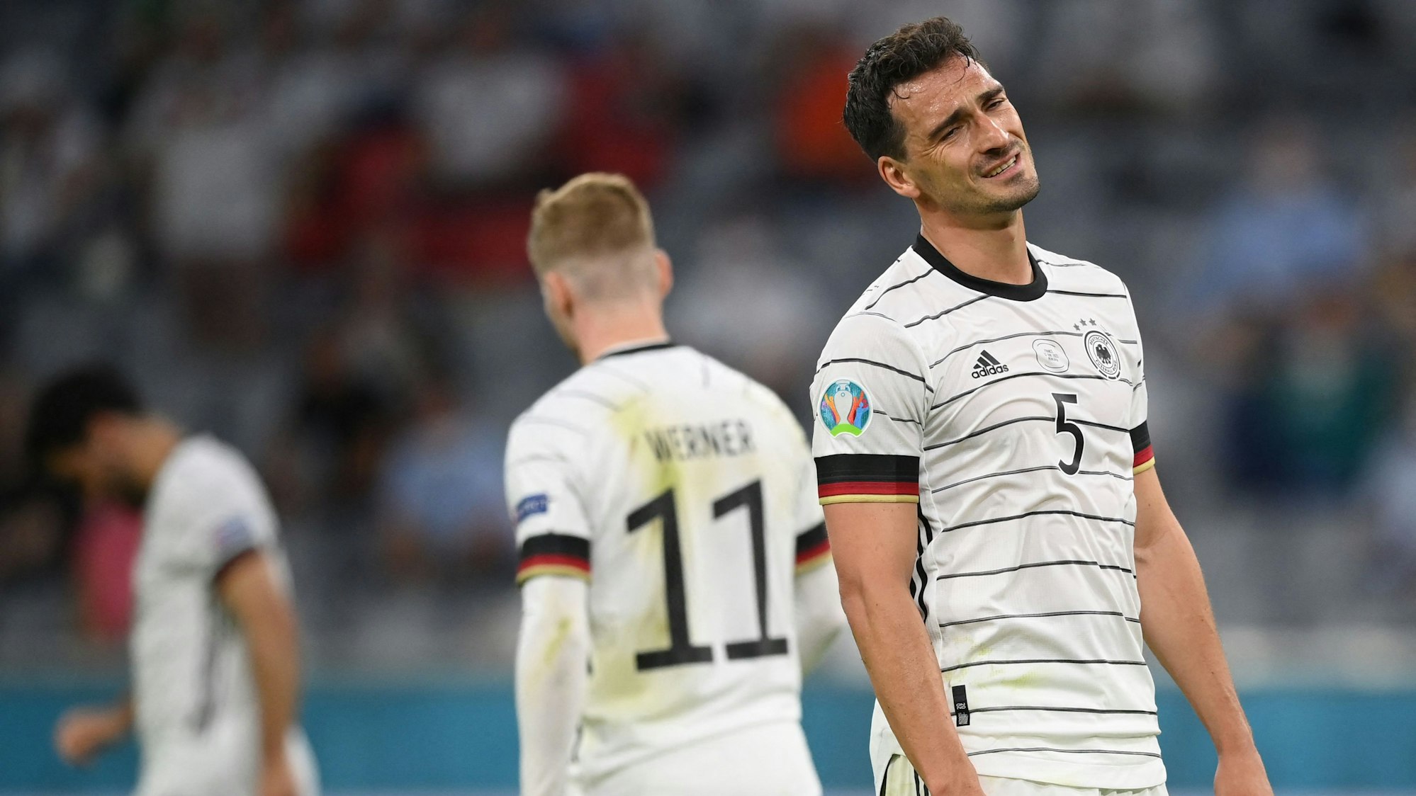 Mats Hummels hadert nach einem Eigentor gegen Deutschland.
