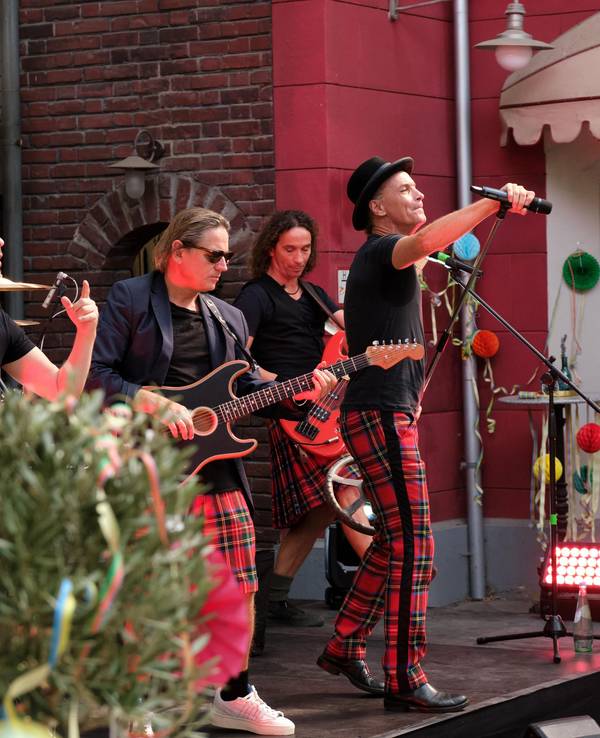 Die Band Brings auf der Bühne bei Dreharbeiten für die RTL-Serie Unter uns.