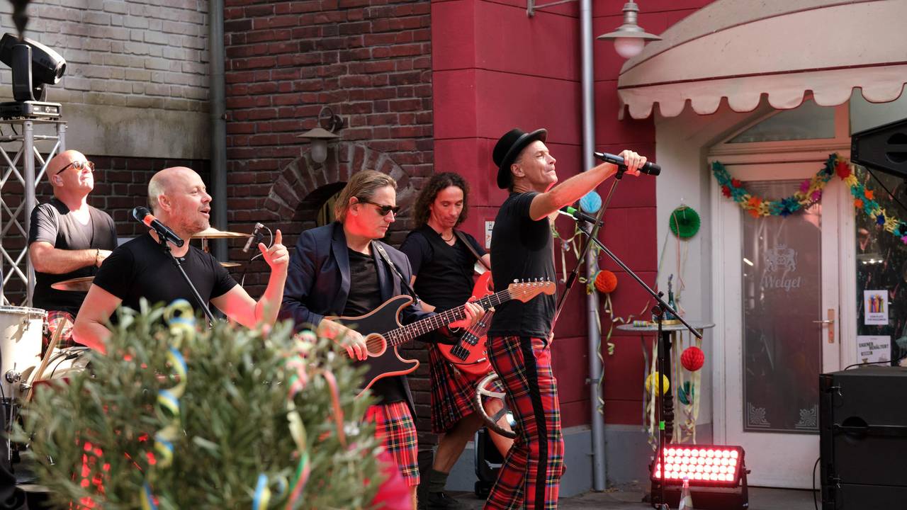 Die Band Brings auf der Bühne bei Dreharbeiten für die RTL-Serie Unter uns.