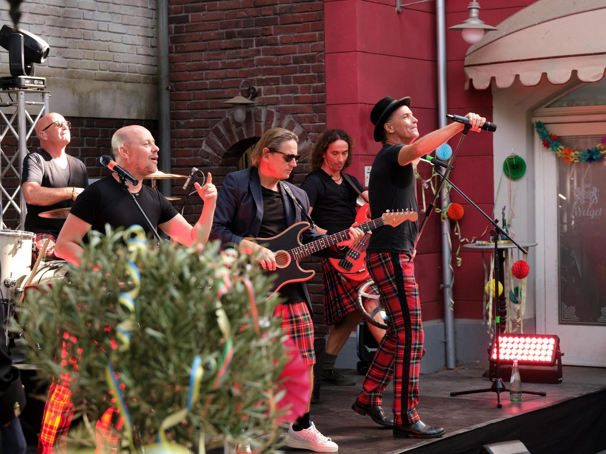 Die Band Brings auf der Bühne bei Dreharbeiten für die RTL-Serie Unter uns.