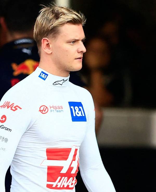 Mick Schumacher geht beim Renn-Wochenende der Formel 1 in Mexiko durch die Boxengasse. Seine Zukunft in der kommenden Saison ist weiterhin offen.