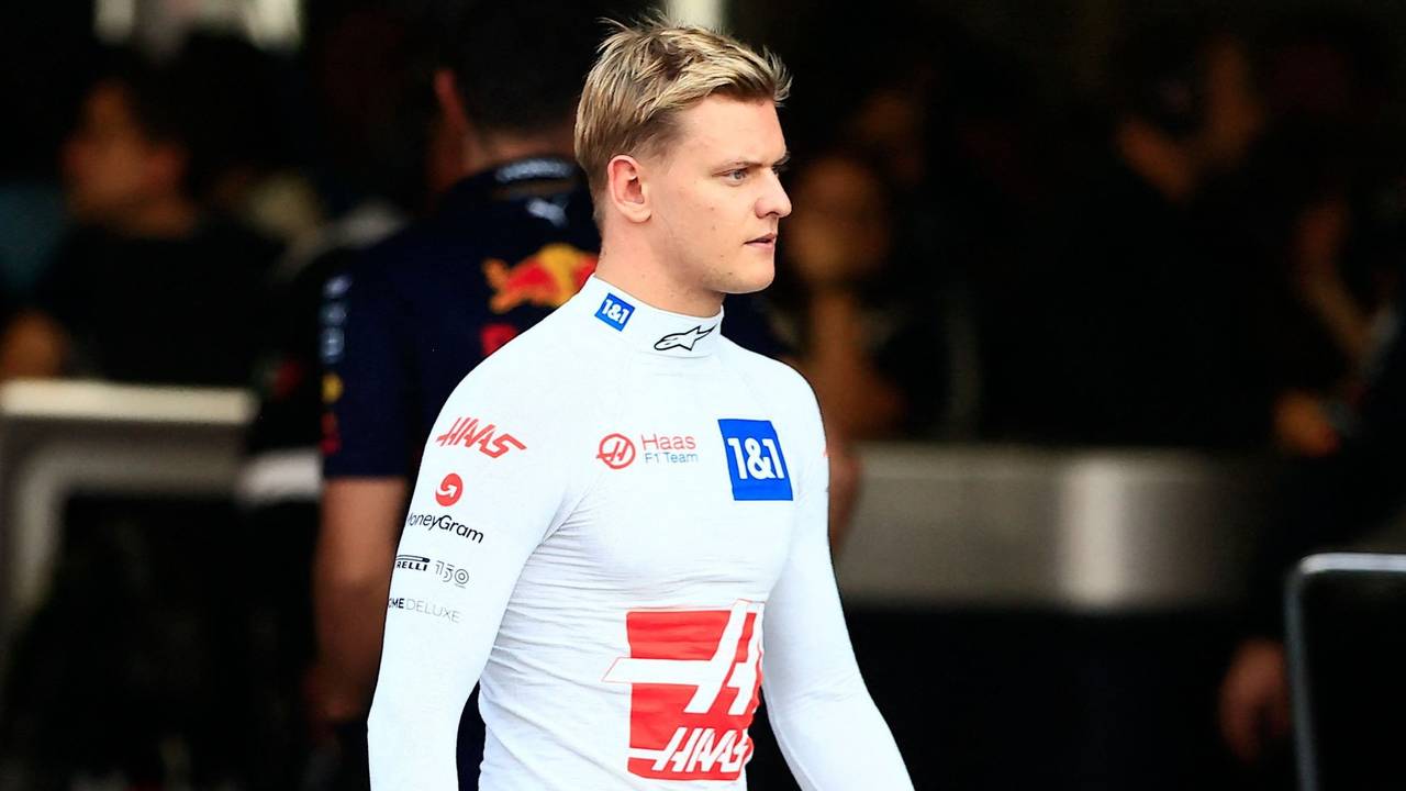 Mick Schumacher geht beim Renn-Wochenende der Formel 1 in Mexiko durch die Boxengasse. Seine Zukunft in der kommenden Saison ist weiterhin offen.
