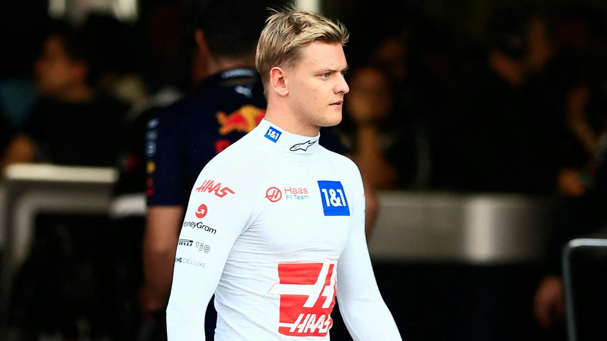 Mick Schumacher geht beim Renn-Wochenende der Formel 1 in Mexiko durch die Boxengasse. Seine Zukunft in der kommenden Saison ist weiterhin offen.
