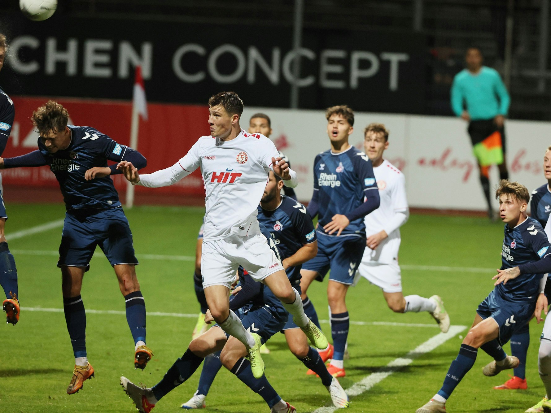 SC Fortuna Köln vs. 1. FC Köln U21, 4.Liga,
vorne: Jonas Scholz (Fortuna), 10.11.2022, Bild: Herbert Bucco