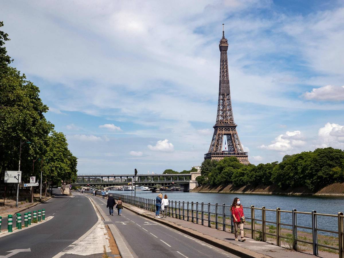 Unser Foto zeigt den Eiffelturm in Paris vor blauem Himmel und vielen Wolken.