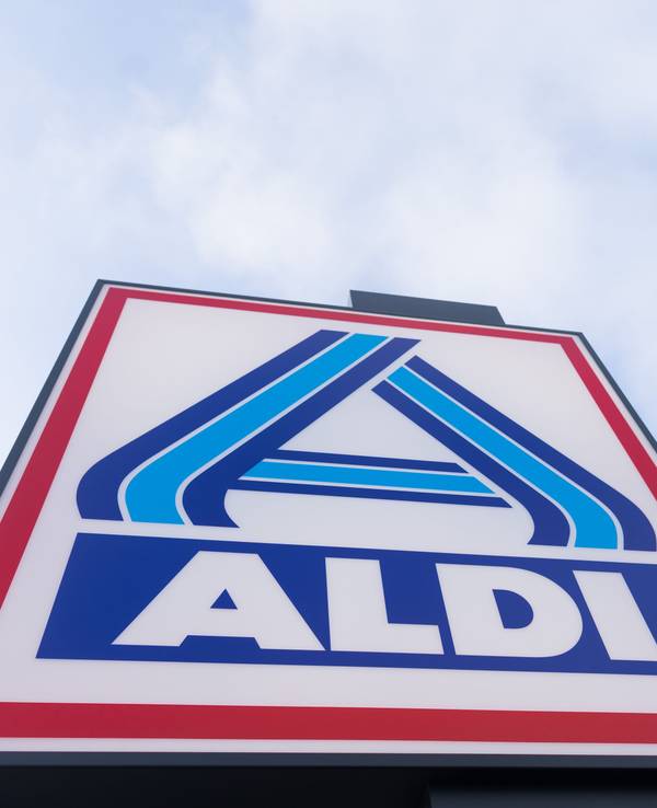 Europaweit klagen viele Getränkehersteller derzeit über Engpässe, Aldi will die eigene Versorgungssicherheit mit einem ungewöhnlichen Schritt sichern. Das Symbolfoto zeigt das Logo von Aldi Nord in Essen.