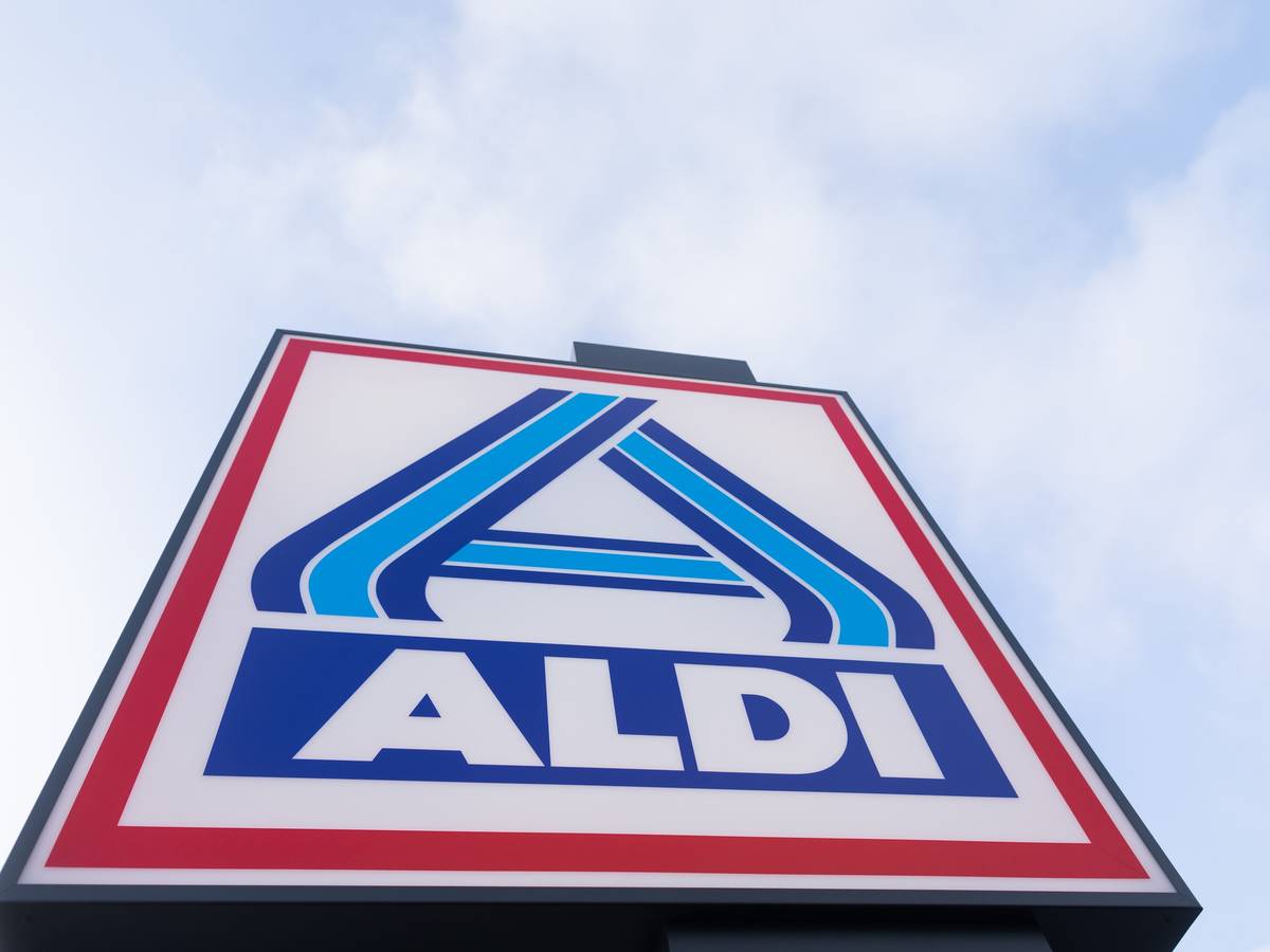 Blick auf ein Firmen-Logo von Aldi-Nord.
