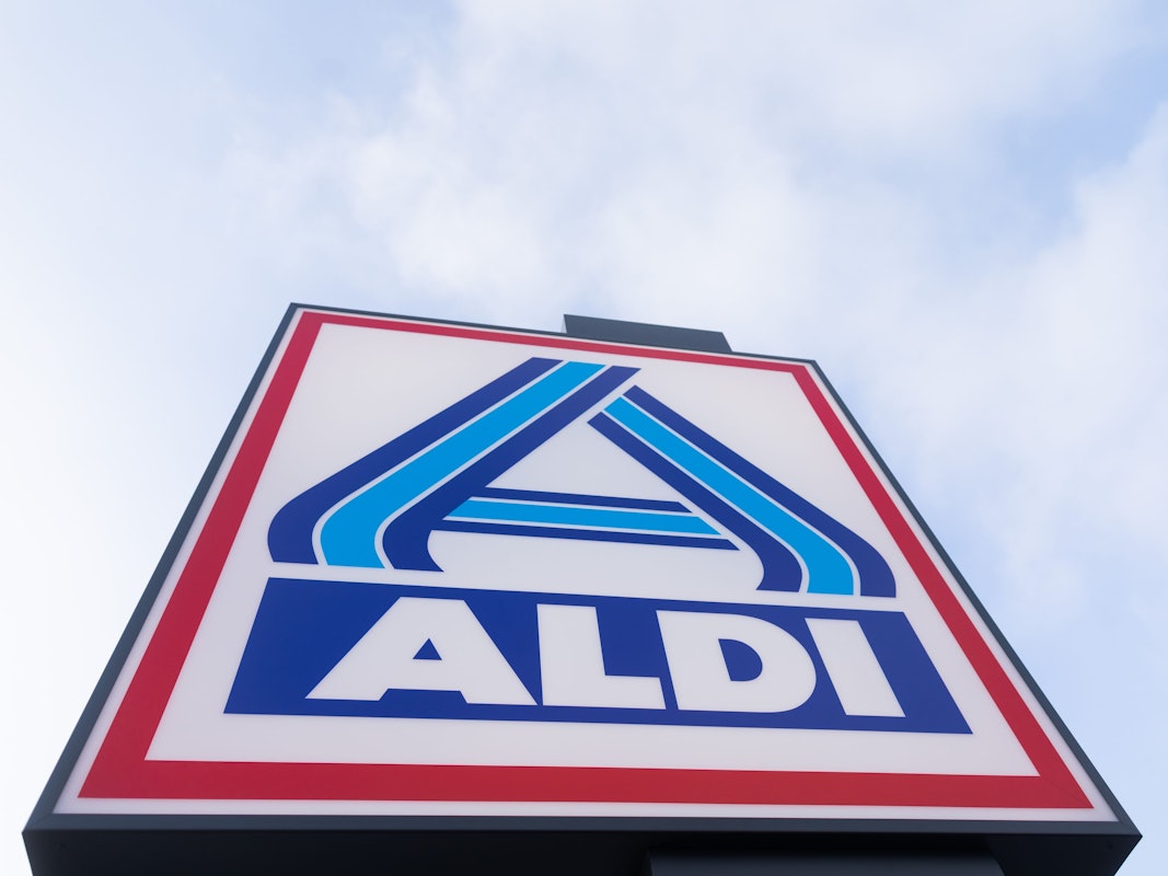 Europaweit klagen viele Getränkehersteller derzeit über Engpässe, Aldi will die eigene Versorgungssicherheit mit einem ungewöhnlichen Schritt sichern. Das Symbolfoto zeigt das Logo von Aldi Nord in Essen.