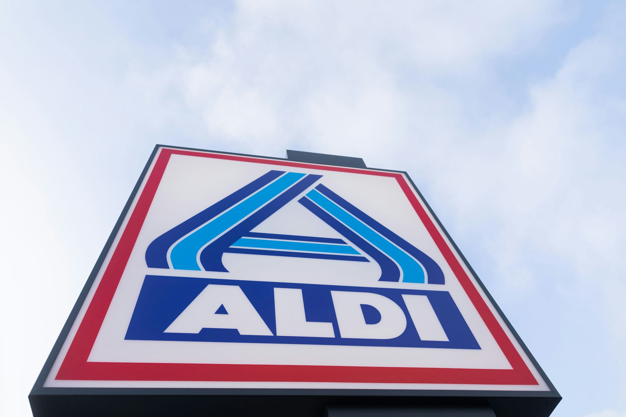 Blick auf ein Firmen-Logo von Aldi Nord.