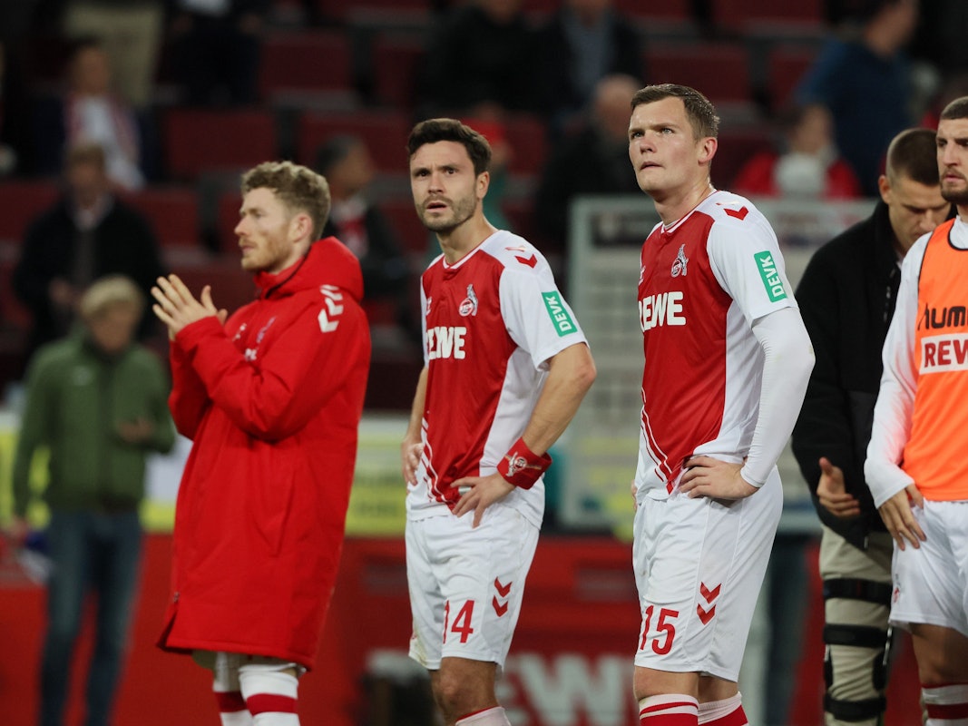 Florian Kainz, Jonas Hector, Luca Kilian und Jeff Chabot stehen enttäuscht im Rhein-Energie-Stadion.