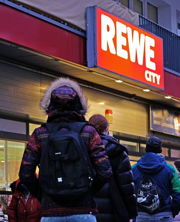 Ein beliebtes fleischloses Produkt kommt jetzt in die Regale von 1600 Rewe-Filialen. Unser Foto zeigt einen Supermarkt im November 2020 in Köln.
