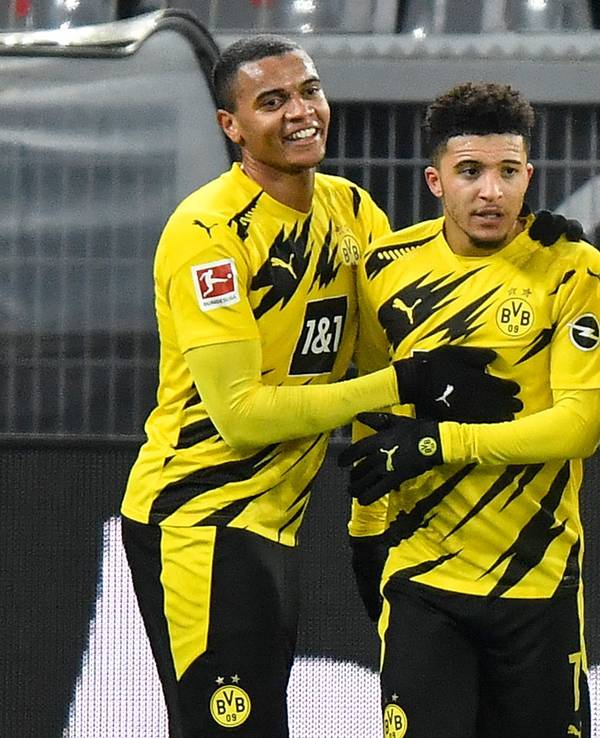 Dortmunds Jadon Sancho (M) bejubelt sein Tor zum 2:0 mit Manuel Akanji (l) und Axel Witsel.