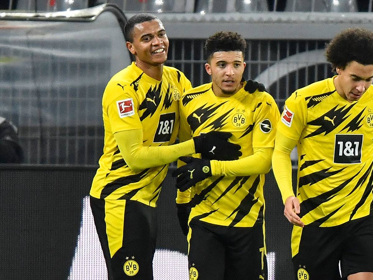 Dortmunds Jadon Sancho (M) bejubelt sein Tor zum 2:0 mit Manuel Akanji (l) und Axel Witsel.