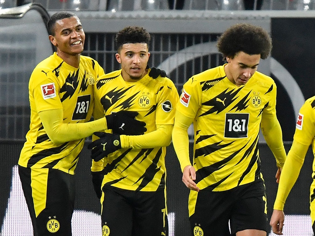 Dortmunds Jadon Sancho (M) bejubelt sein Tor zum 2:0 mit Manuel Akanji (l) und Axel Witsel.