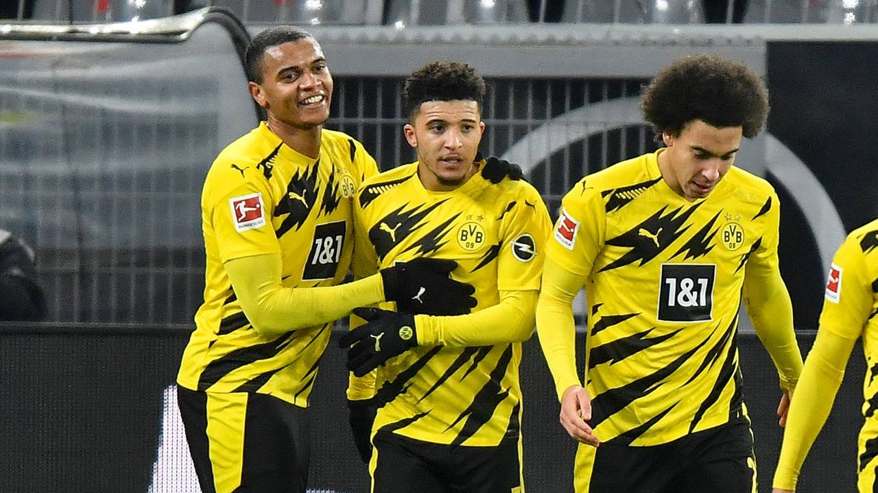 Dortmunds Jadon Sancho (M) bejubelt sein Tor zum 2:0 mit Manuel Akanji (l) und Axel Witsel.