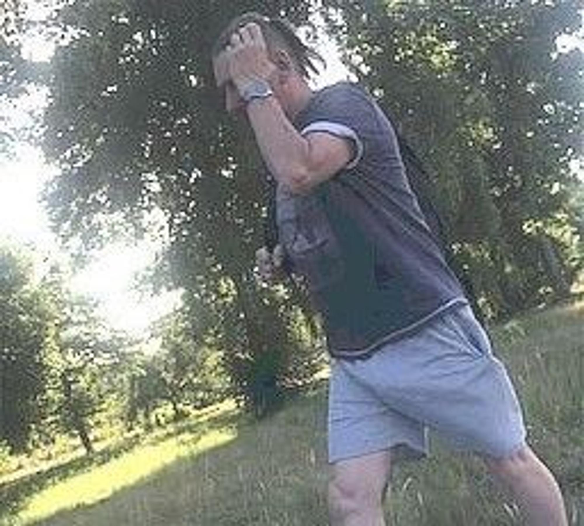 Ein Mann soll sich vor einer Frau samt ihrer Tochter auf einem Rastplatz bei Recklinghausen befriedigt haben.