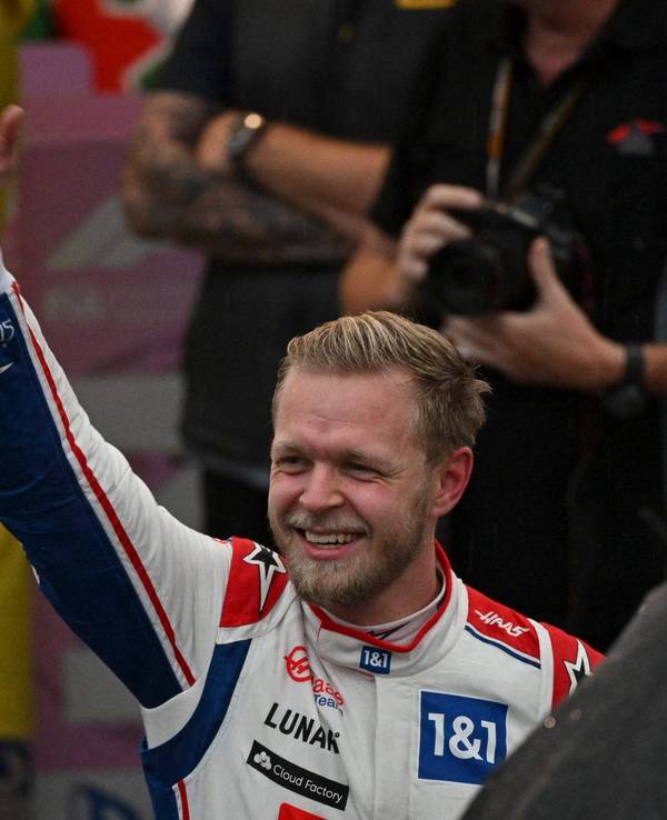 Haas-Pilot Kevin Magnussen winkt den Fans nach seinem erfolgreichen Qualifying in Brasilien.
