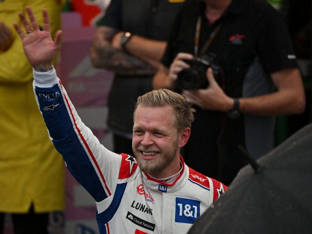 Haas-Pilot Kevin Magnussen winkt den Fans nach seinem erfolgreichen Qualifying in Brasilien.