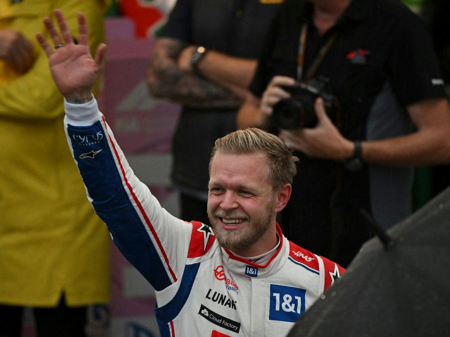 Haas-Pilot Kevin Magnussen winkt den Fans nach seinem erfolgreichen Qualifying in Brasilien.