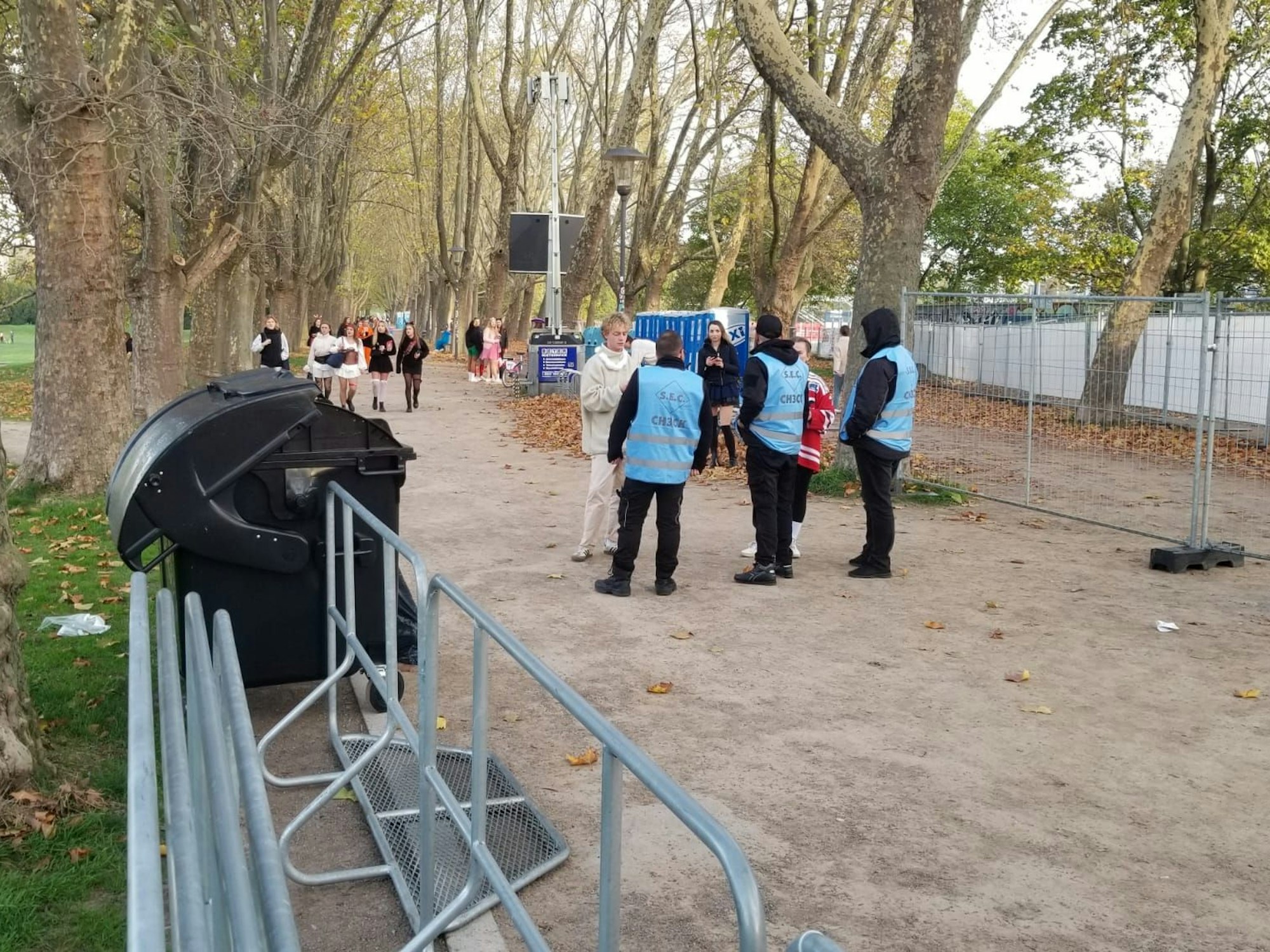 Am Morgen des 11.11. ist es am Eingangsbereich der Zülpicher Straße recht ruhig.