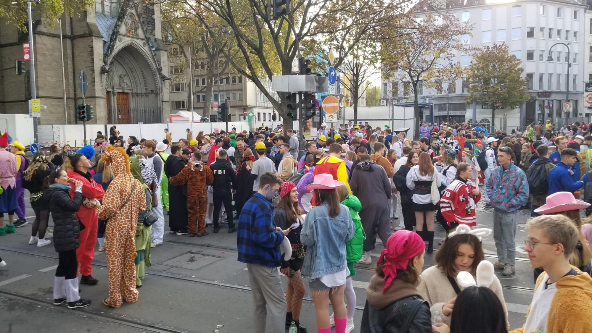 Die Zülpicher Straße Ecke Roonstraße am Morgen des 11.11.. Langsam füllt es sich.