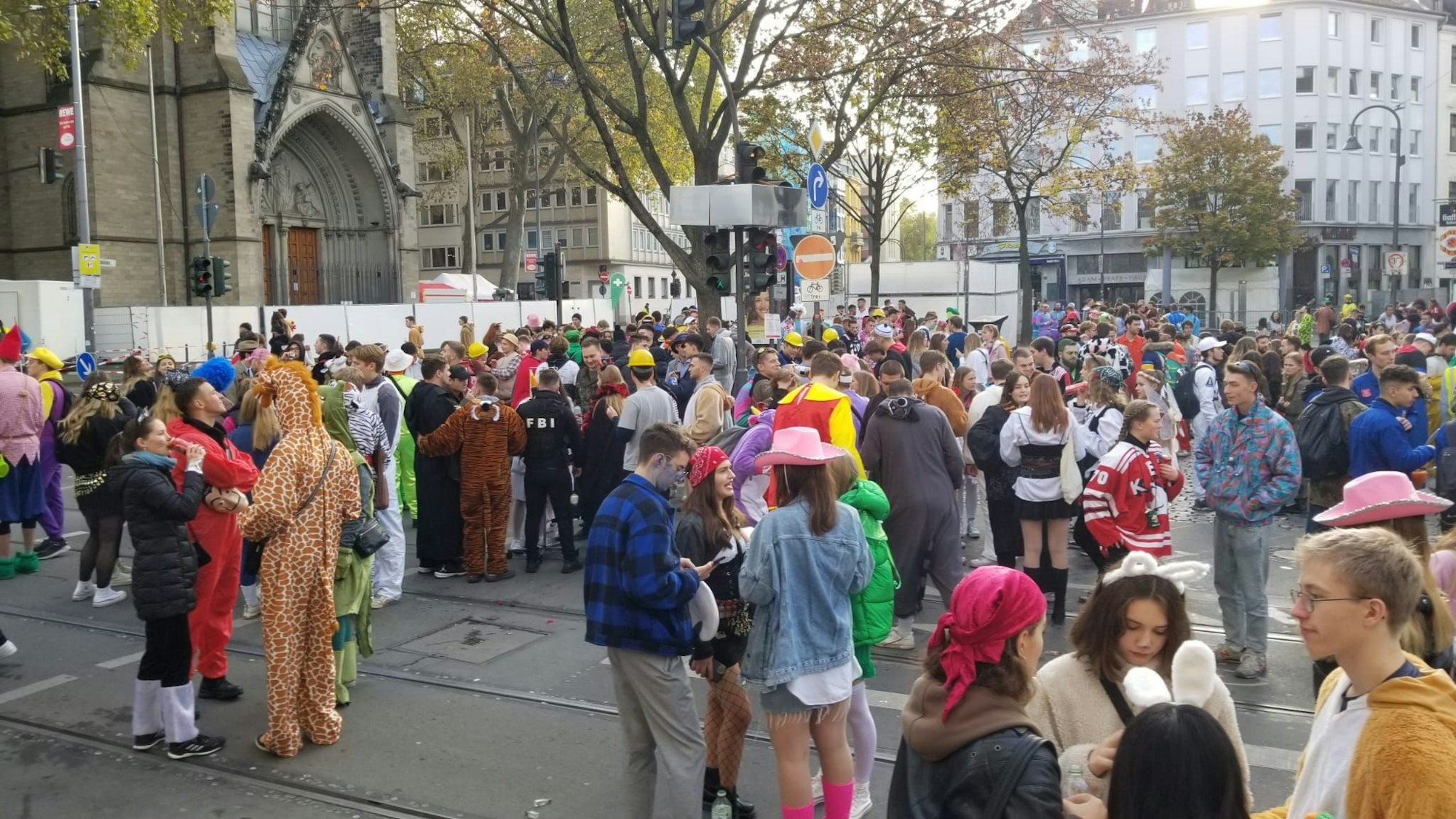 Die Zülpicher Straße Ecke Roonstraße am Morgen des 11.11.. Langsam füllt es sich.